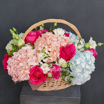 Корзина гортензий и розовых роз