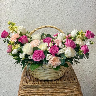 Корзина роз и эустом