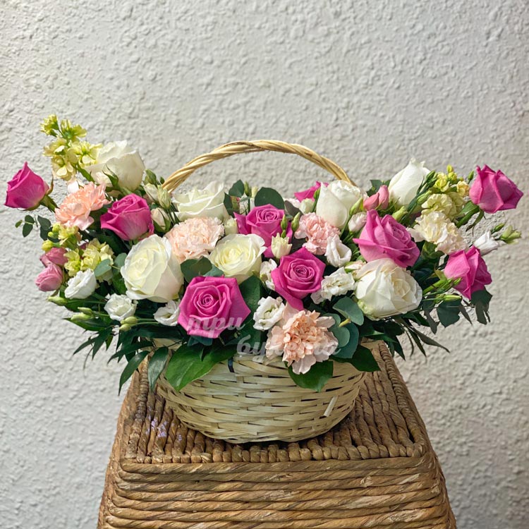 Корзина роз и эустом