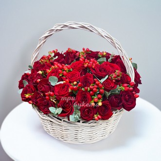 Корзина роз с гиперикумом