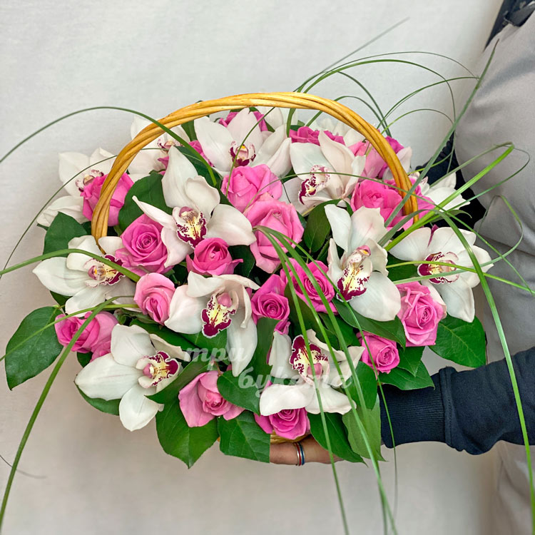 Корзина розовых роз и орхидей