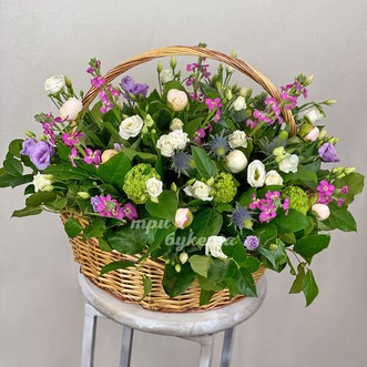 Корзина с эустомами