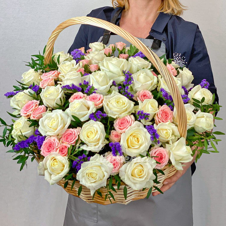 Корзина с розами и статицей