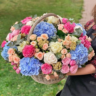 Корзина синих гортензий и роз