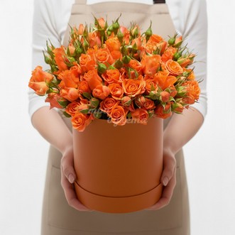 Кустовые оранжевые розы в коробке