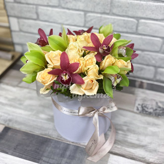 Орхидеи и розы в коробке