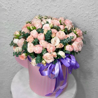 Пионовидные розы в коробке