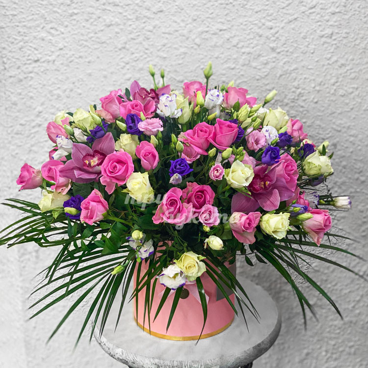 Розы и эустомы в коробке