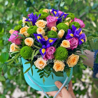 Розы и хризантемы в коробке