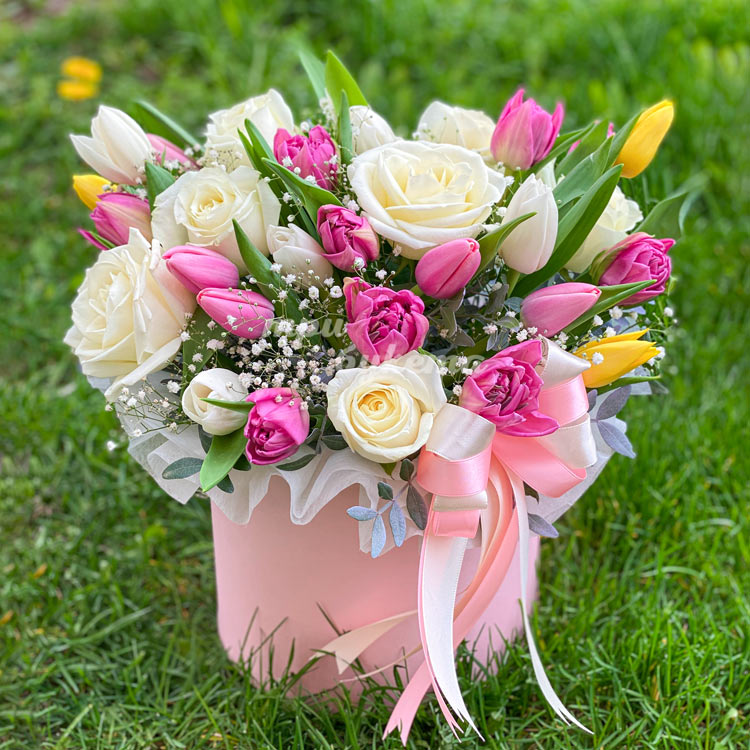 Розы и тюльпаны в коробке