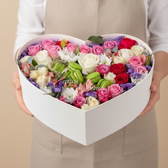 Сердце с 11 макарунами