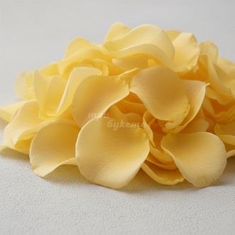 Желтые лепестки роз