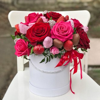 Композиция из роз и клубники