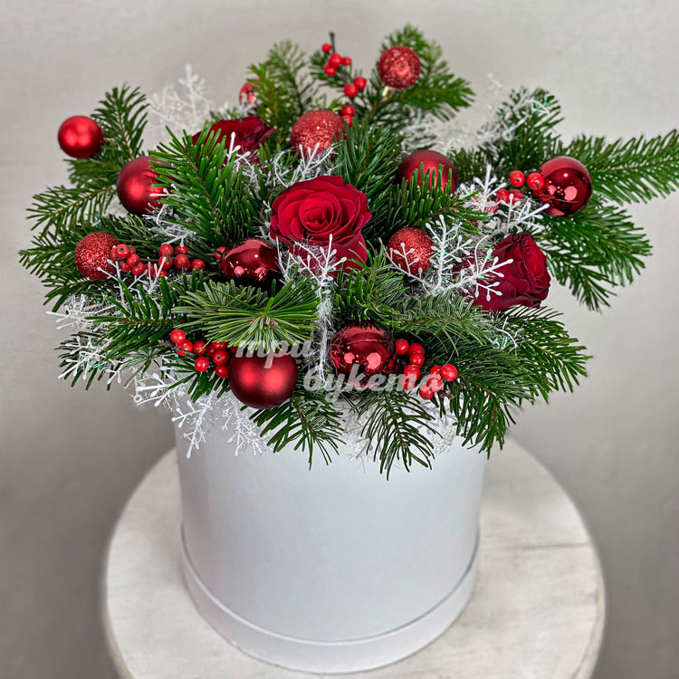 5 роз в новогодней коробке