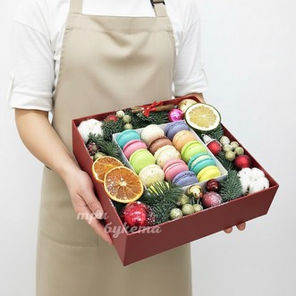 Коробочка хвои с макарунами Коробочка хвои с макарунами