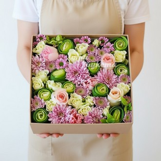 Розовые розы и хризантемы в коробке