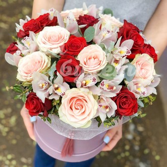 Букет в шляпной коробке «Эмма»