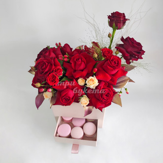 Композиция из 8 макарун и роз