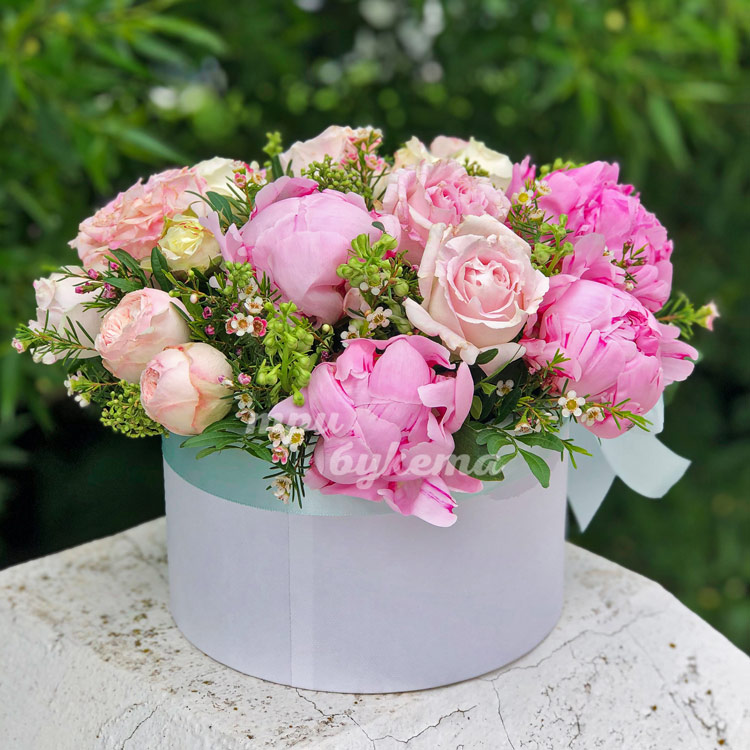 Нежные пионы в шляпной коробке (крупный план)