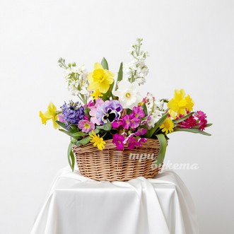 Корзина с нарциссами и гиацинтами