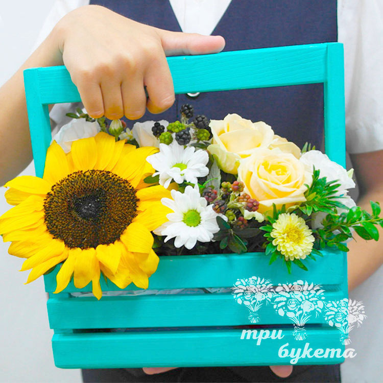 Подсолнух и розы учителю в ящичке