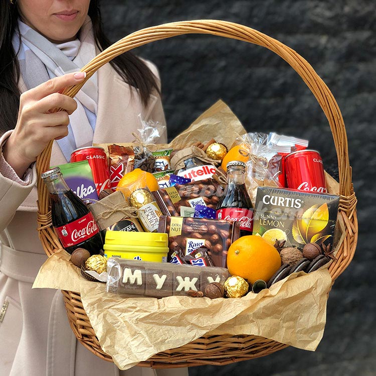 Большая корзина сладостей для мужа