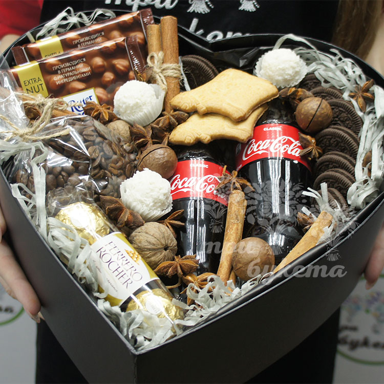 Коробка-сердце "Вкусный вечер" (вид спереди)