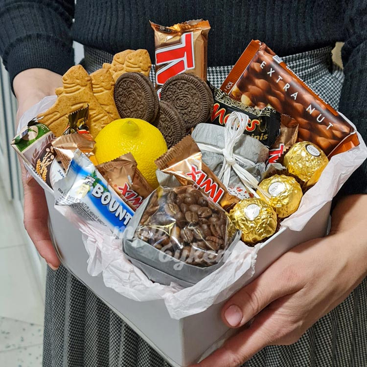 Набор сладостей в коробке-сердце (доп. фото)