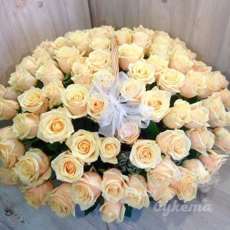 101 кремовая роза в корзине