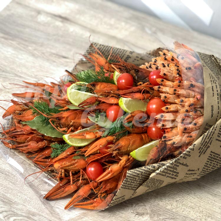 Букет из раков, креветок и томатов (вид сбоку)