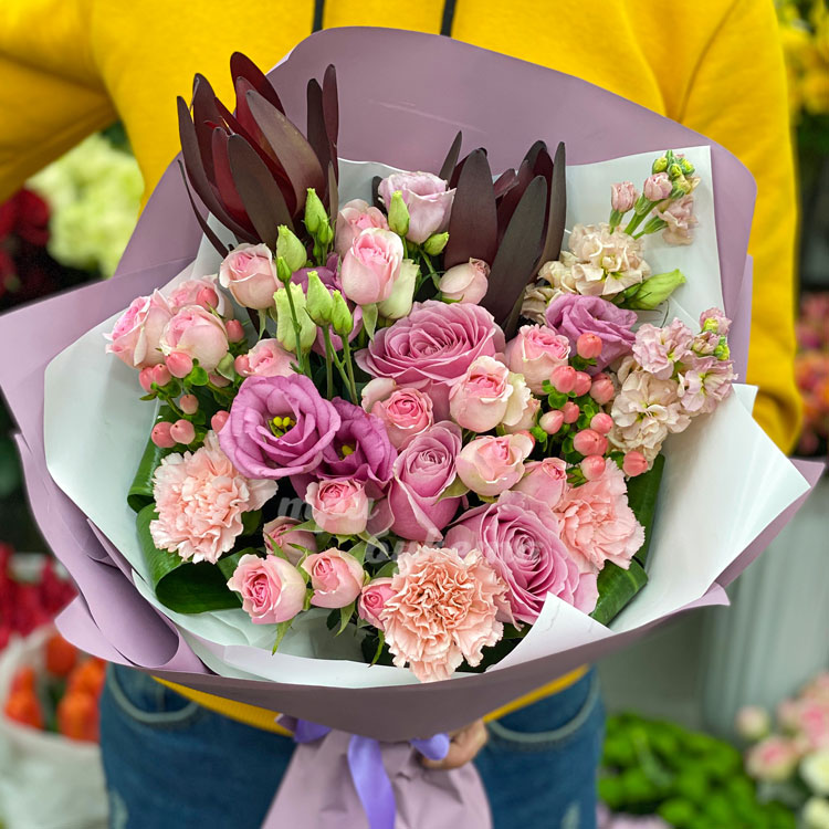 Букет из розовых роз и диантусов (крупный план)