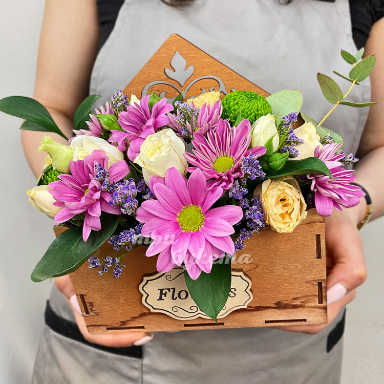 Розы и хризантемы в ящичке (крупный план)