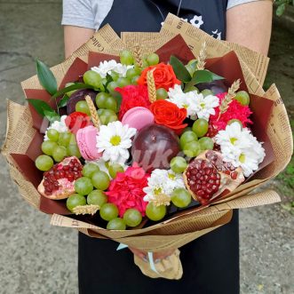 Букет из винограда и хризантем