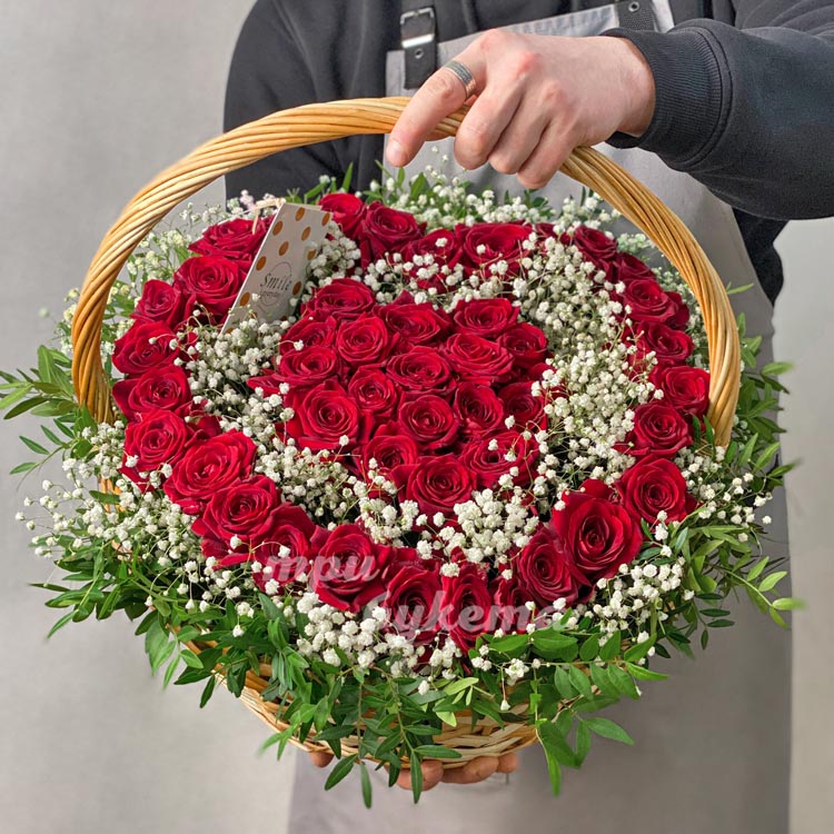 Композиция из 45 роз в виде сердца (крупный план)