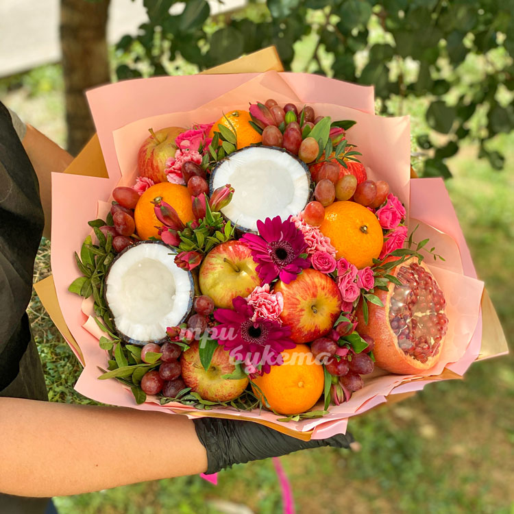 Букет из апельсинов, яблок и цветов (в руках)