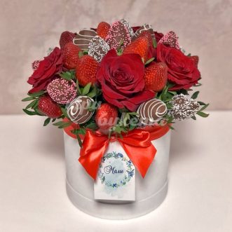 30 ягод клубники и 5 роз в коробке