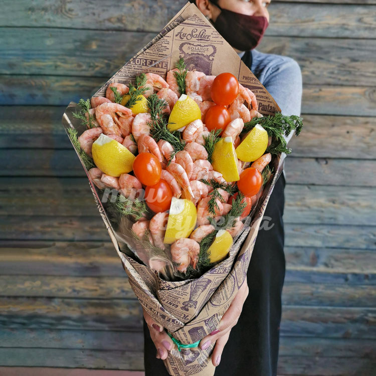 Креветки, лимон и помидоры в крафте