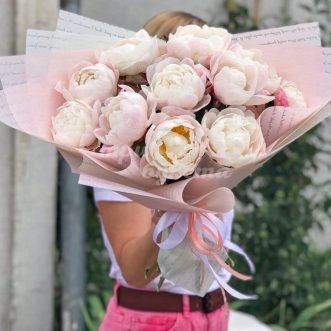 Букет из 11 светло-розовых пионов