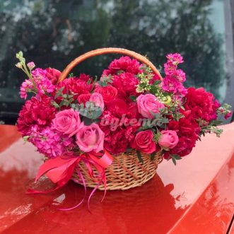 Пионы, маттиолы и розы в корзине