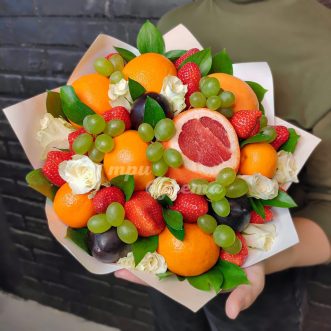 Букет из клубники и цитрусовых