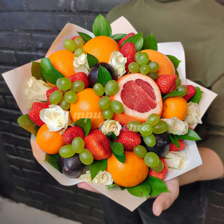 Букет из клубники и цитрусовых