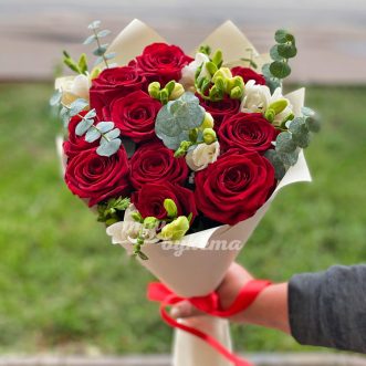 Розы и фрезии на день влюбленных