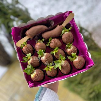 Набор клубники и бананов в шоколаде