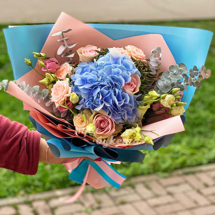 Букет из гортензии, роз и эвкалипта