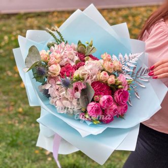 Букет из гортензий и пионовидных роз