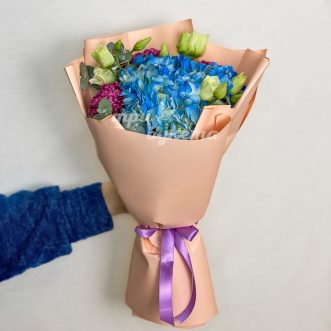 Букет из синей гортензии и эустом