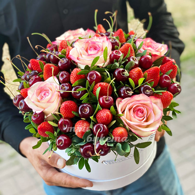 Коробка с клубникой, вишней и розами