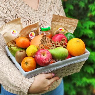 Фрукты и сухофрукты в корзине для мамы