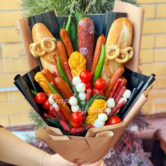 Букет из колбасы и сыра для защитника