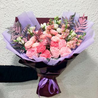 Букет из роз, гвоздик и папоротника